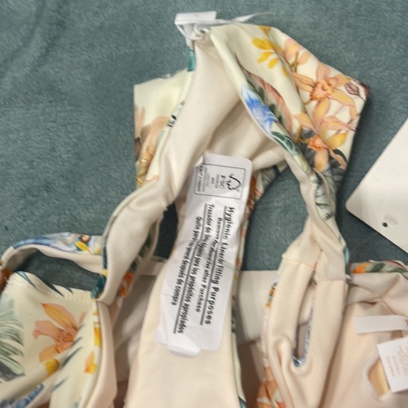 Bikini Dillard’s Small Bottom Large top - Picture 7 of 9